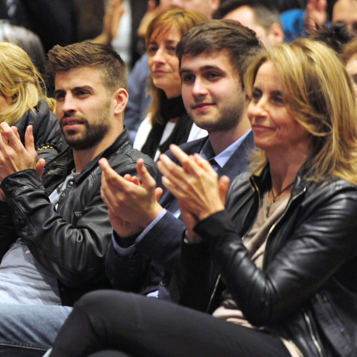 Gerard Piqué, su hermano Marc y su madre, Montserrat Bernabeu