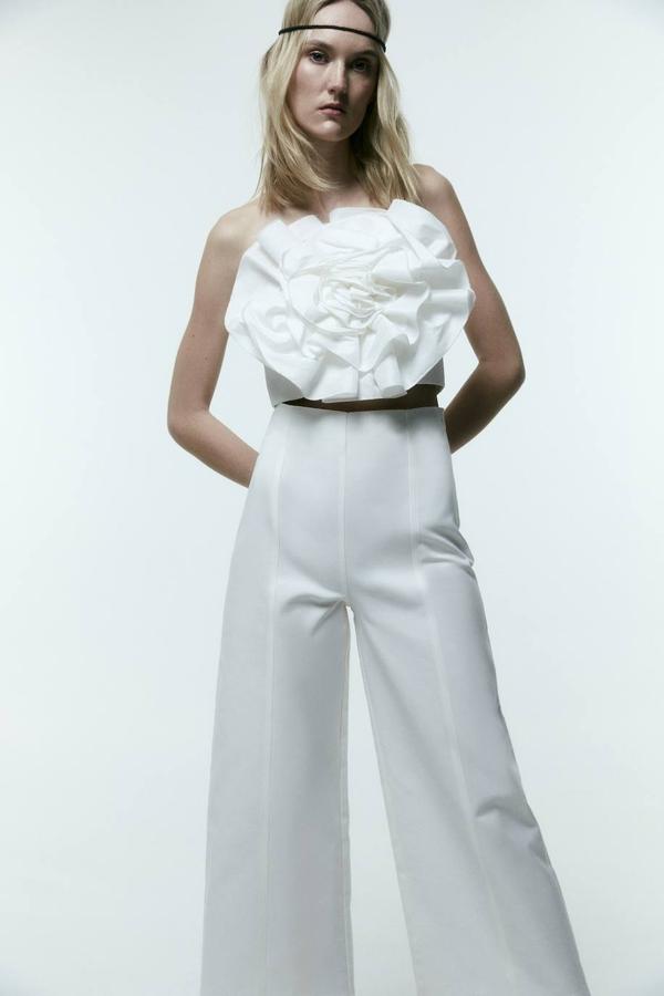 Top palabra de honor con detalle de maxi flor en el delantero, color blanco, de Sfera. Está disponible por 39,99 euros.