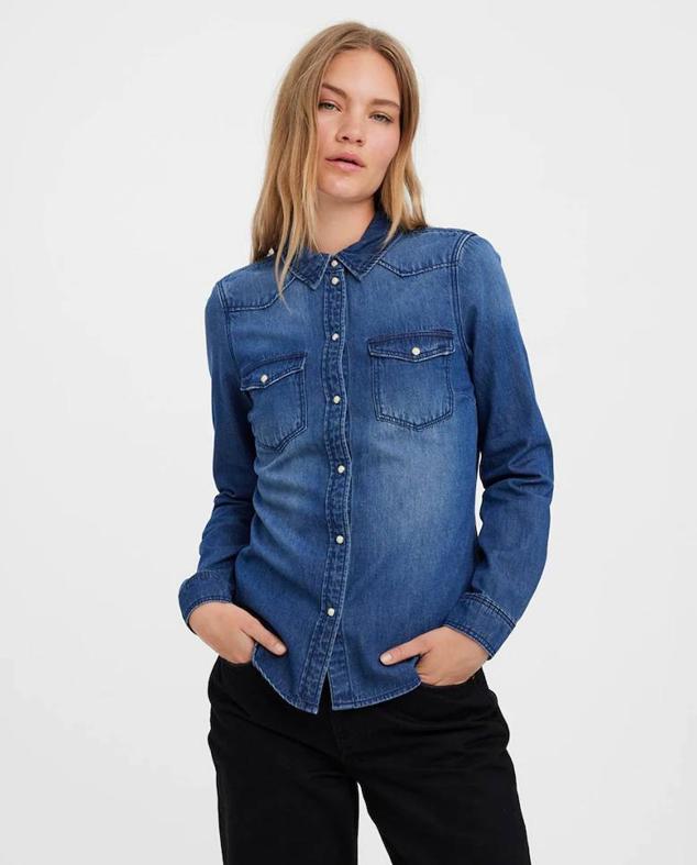 Camisa vaquera entallada con cuello solapa, manga larga, bolsillos y cierre de botones, de Vero Moda. Te costará 29,95 euros, en El Corte Inglés.