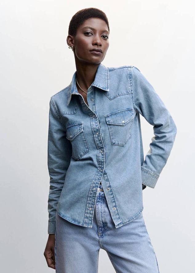 Camisa vaquera con cuello solapa, manga larga, bolsillos de plastrón con tapeta y cierre de botones a presión, de Mango. La comprarás a 29,99 euros.