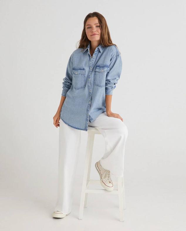 Camisa vaquera con corte relajado, efecto lavado, cuello solapa, manga larga y bolsillos con tapeta, de Green Coast. Cómprala por 29,99 euros.