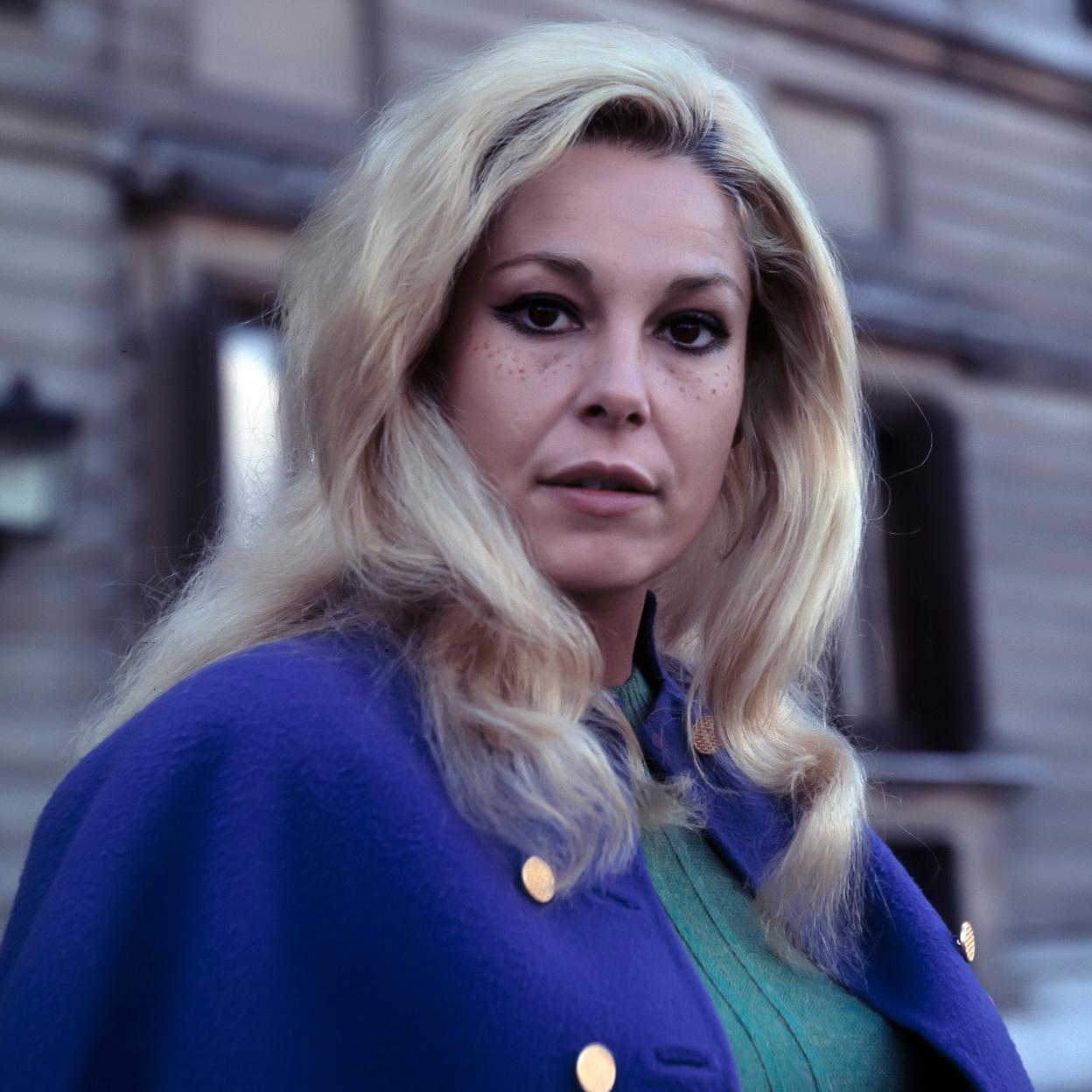 Laura Valenzuela vetsida de azul en los años 70: se convirtió en la primera 'novia de España'. 