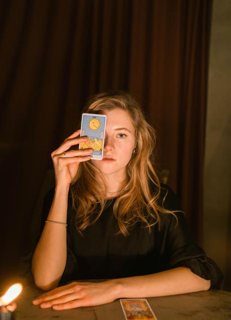 Imagen - Mujer con cartas del Tarot/PEXELS