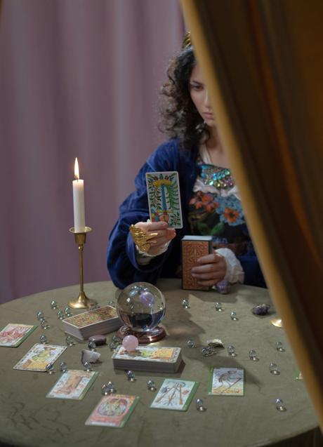 Imagen - Mujer con cartas del Tarot/PEXELS