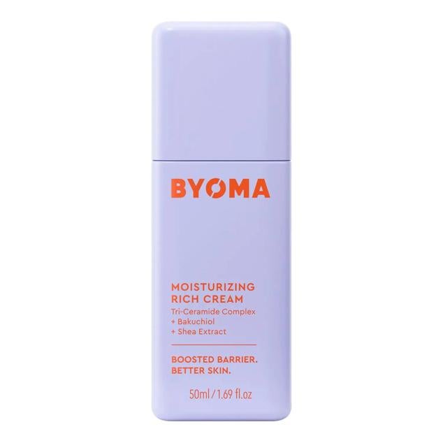 Moisturizing Rich Cream de Byoma te conseguirá una piel mucho más joven a través de sus activos antiedad y la intensa hidratación que proporciona al fundirse con tu piel. Mejora la textura, flexibiliza, redensifica, refuerza la barrera, alisa, unifica el tono y aumenta el resplandor natural con un complejo de triceramidas, el bakuchiol potenciador del colágeno, la manteca de karité y la vitamina E.