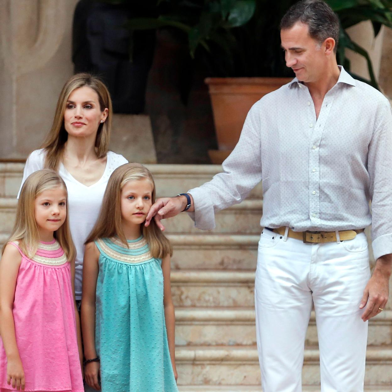 El rey Felipe VI es un padre cariñoso que no se reprime gestos tiernos con sus hijas. 