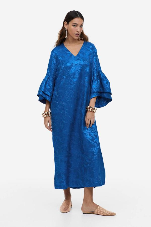 Vestido midi en tejido jacquard con motivos florales, hilo brillante, escote de pico y mangas tres cuartos con volantes, color azul. Cómpralo a 79,99 euros.