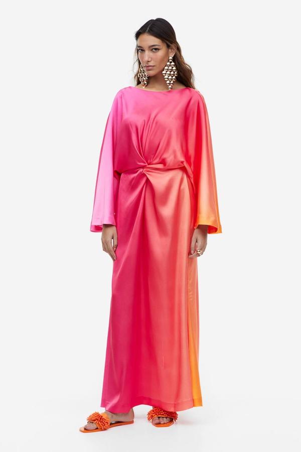 Vestido en tejido de satén fluido con mangas largas extra holgadas, detalle de nudo y escote barco, en estampado ombré tonos rosa y naranja. Consíguelo a 79,99 euros.