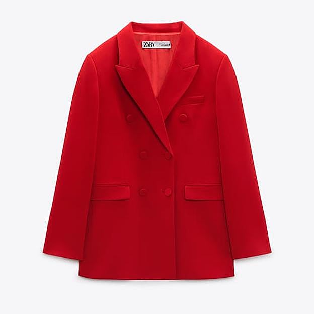 Imagen principal - La blazer de Zara, la blusa de Coosy y las sandalias de Micuir.