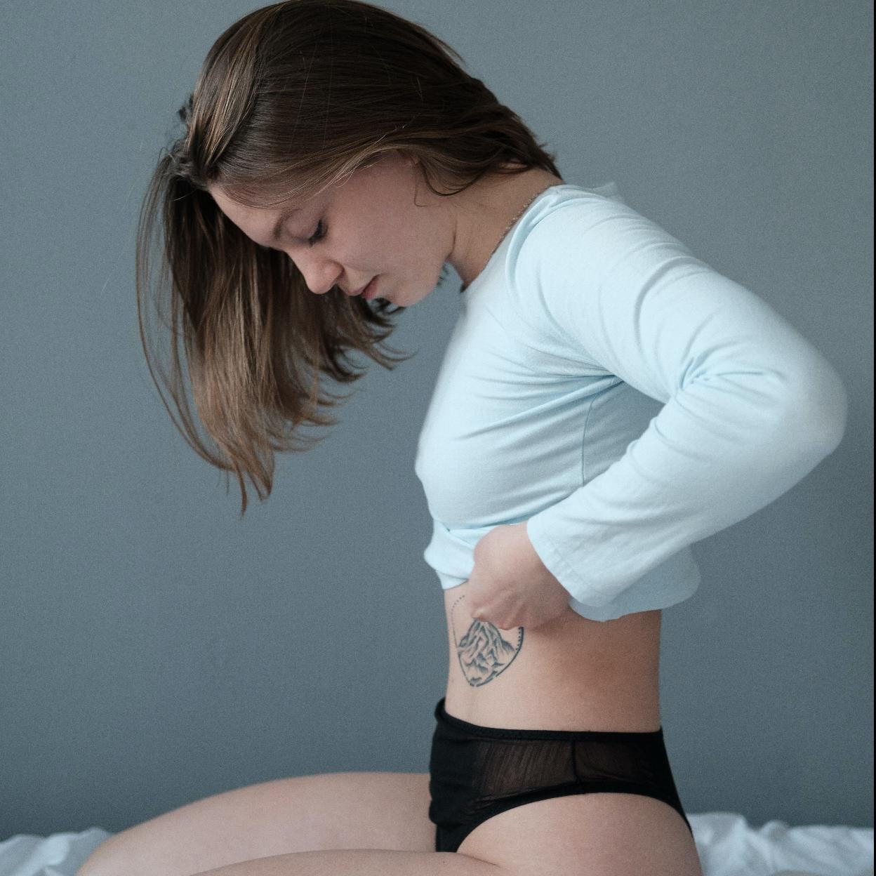 Mujer con abdomen plano 