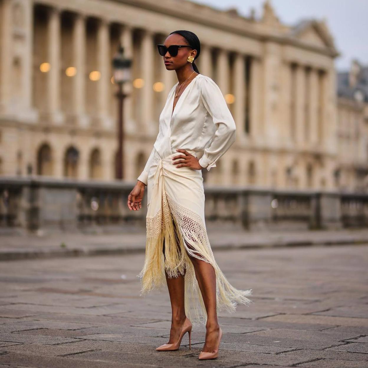 La influencer lleva un look elegante en tendencia con falda de flecos