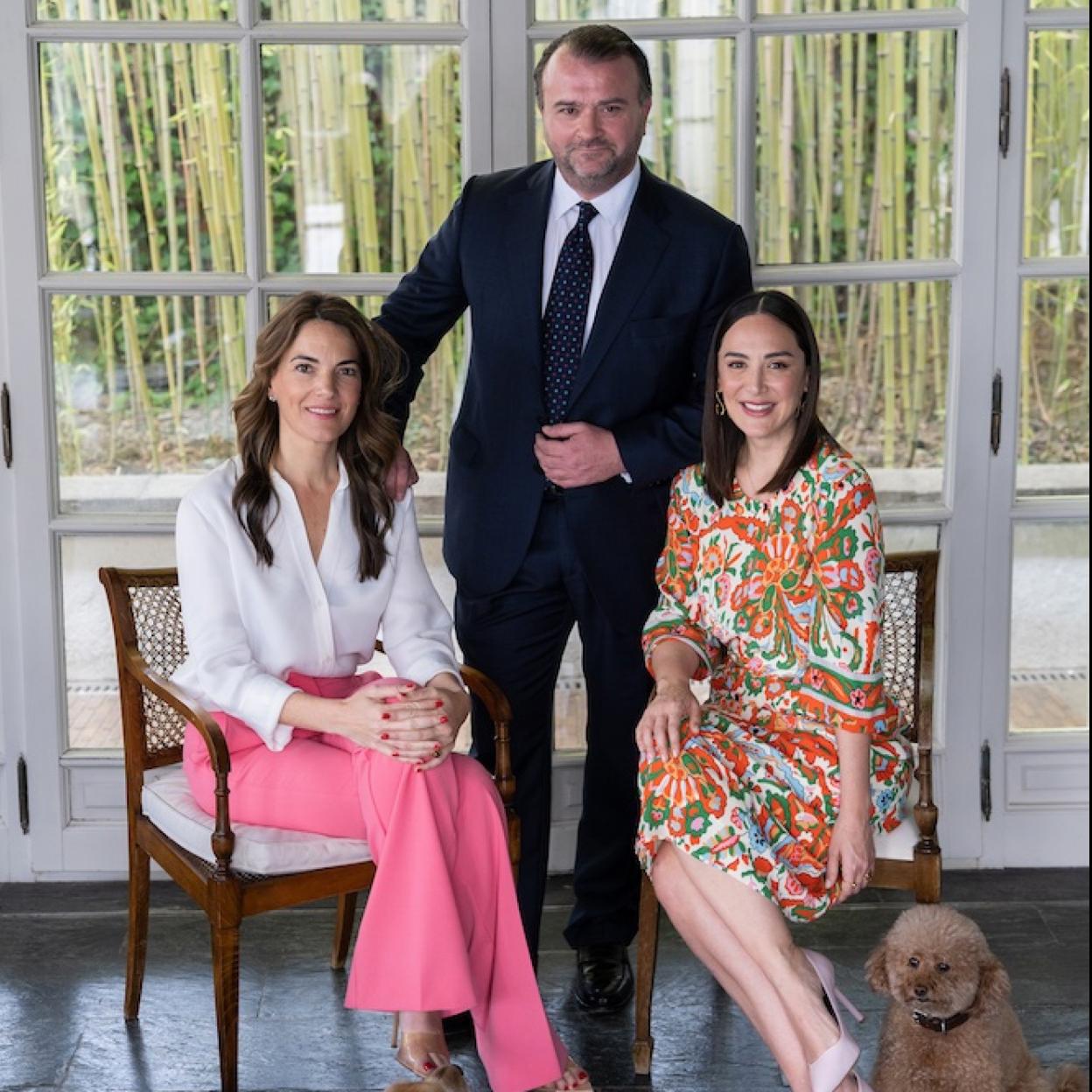 De izquierda a derecha, Almudena Maseda (directora de Marketing y Comunicación), Álvaro Artiach (director general) y Tamara Falcó (embajadora de Sisley). Almudena lleva pantalón de Marella, blusa de Zara y joyas de Tous y Tamara Falcó, vestido de Bash, zapatos de Marella y joyas de Tous. Estilismo: Blanca Unzueta.
