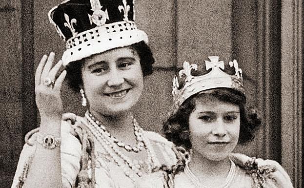 La reina consorte Isabel junto a su hija, la futura Isabel II de Inglaterra.