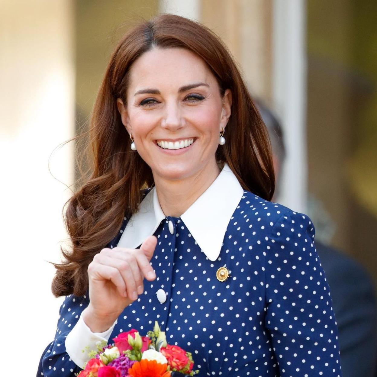 Kate Middleton con vestido de lunares azul y blanco.