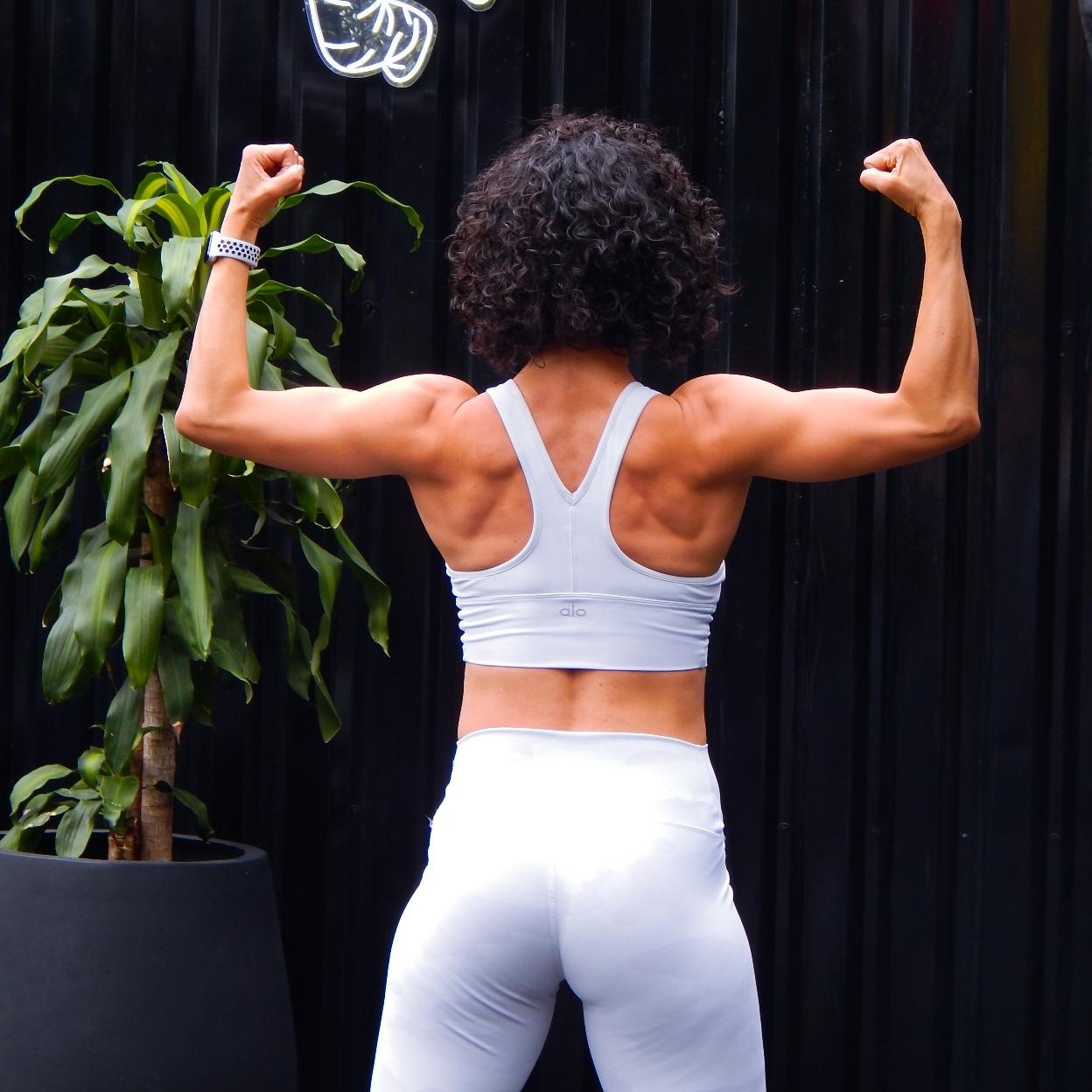 Mujer con espalda tonificada