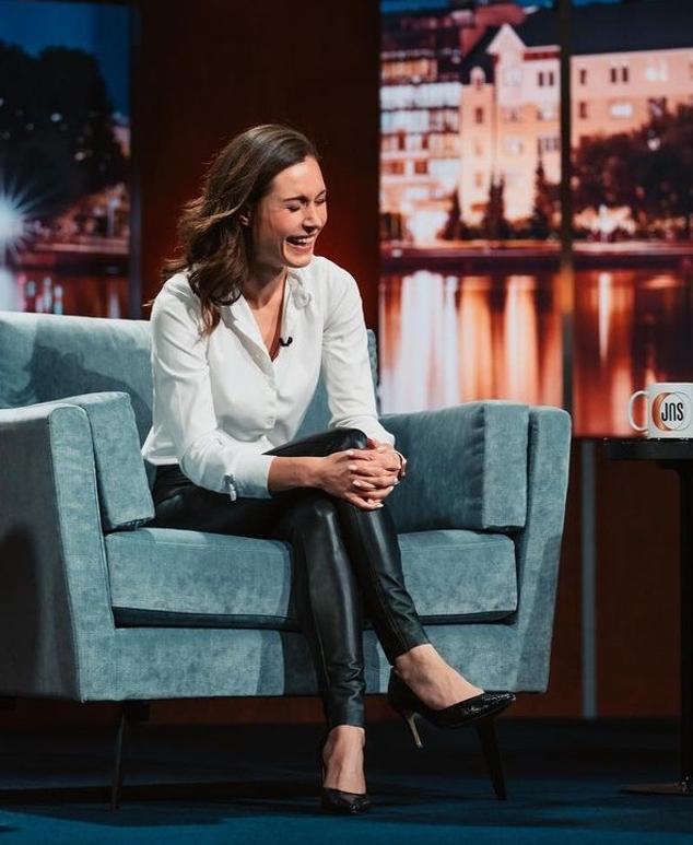Sanna Marin sacó su versión más sexy en un programa de televisión al prensentarse con unos leggings de efecto piel con los que presumió de tipazo y que combinó con una camisa blanca y salones negros.