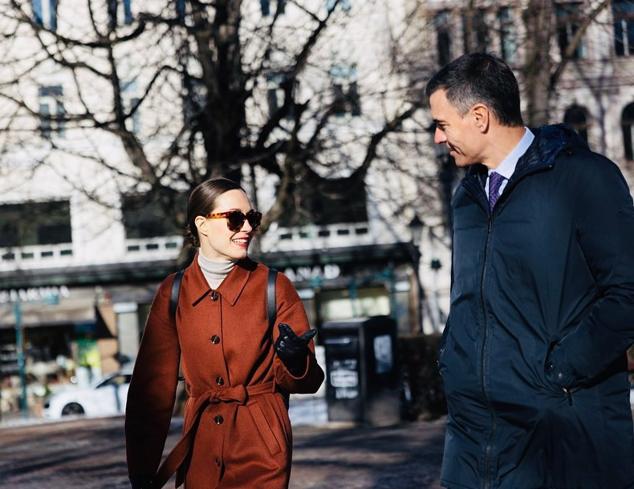 Estas fotografías de Sanna Marin junto a Pedro Sánchez no han tardado en hacerse virales. Y uno de los motivos es este look con abrigo marrón y gafas de sol que es súper tendencia.