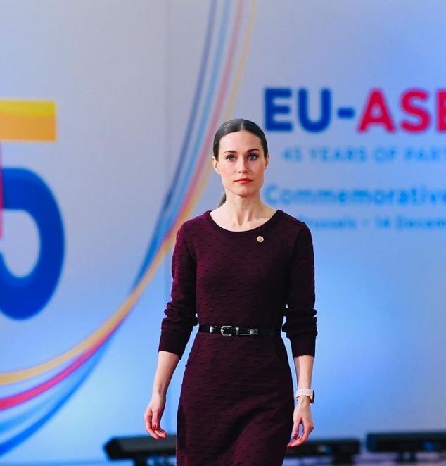 El vestido de punto es la prenda comodín que no pueda faltar en un armario de oficina y Sanna Marin ha lucido este modelo granate que ha llevado con un cinturón fino.