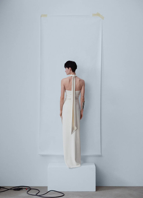 Imagen - El vestido tiene la espalda descubierta.