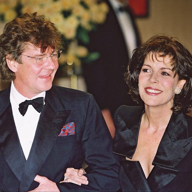 Ernesto de Hannover y Carolina de Mónaco en el Baile de la Rosa de 2001. 