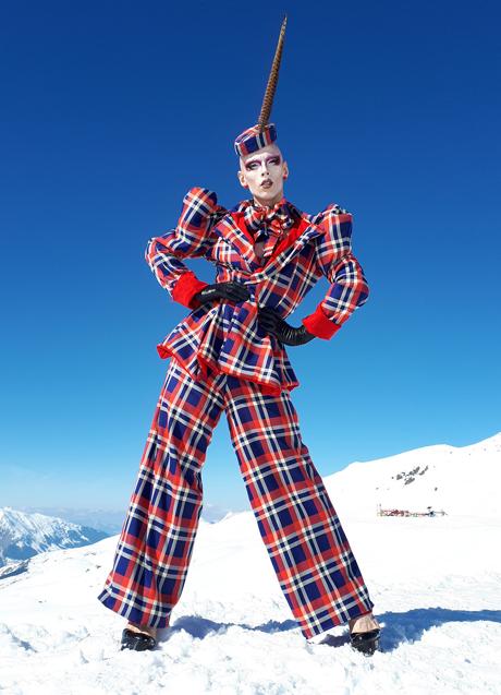 Imagen - Cheddar Gorgeous en un traje diseñado por Liquorice Black, 2017. /V&A Museum