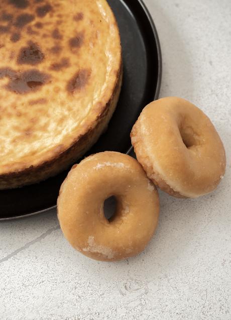 Imagen - Tarta de queso y donuts, porque en el mundo de los dulces no hay unión imposible. /JONCAKE