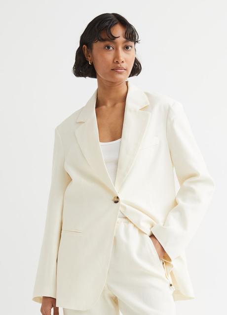 Imagen - Blazer con botonadura sencilla en color crema de H&M. Foto: H&M,