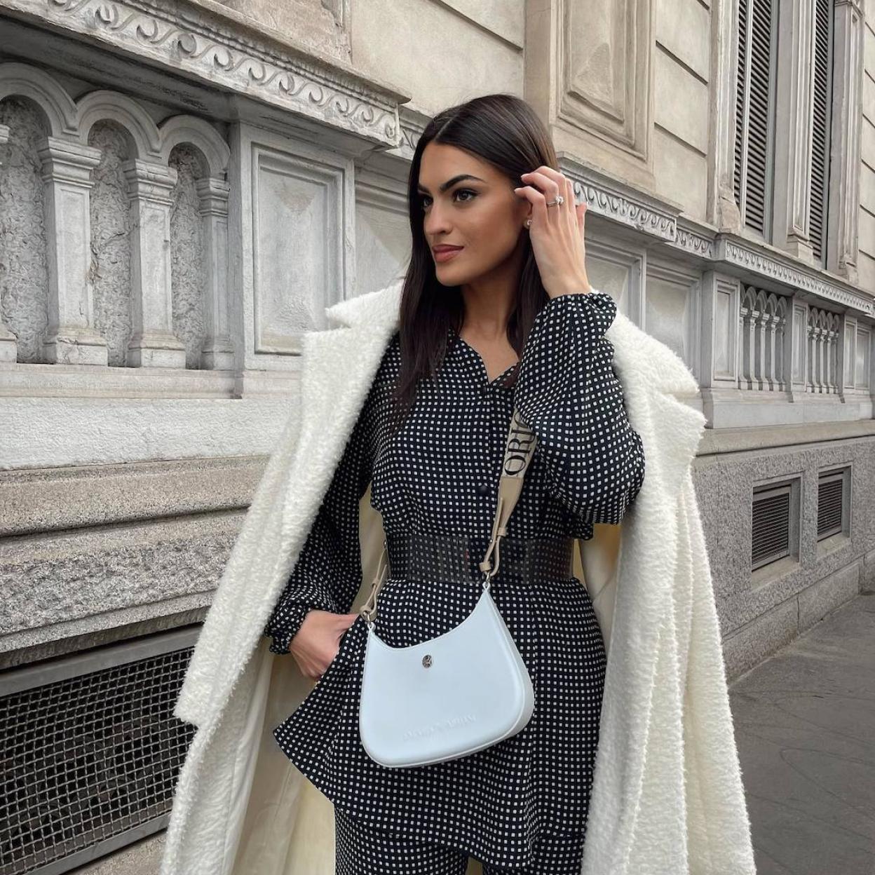 La influencer lleva una blusa de lunares elegante