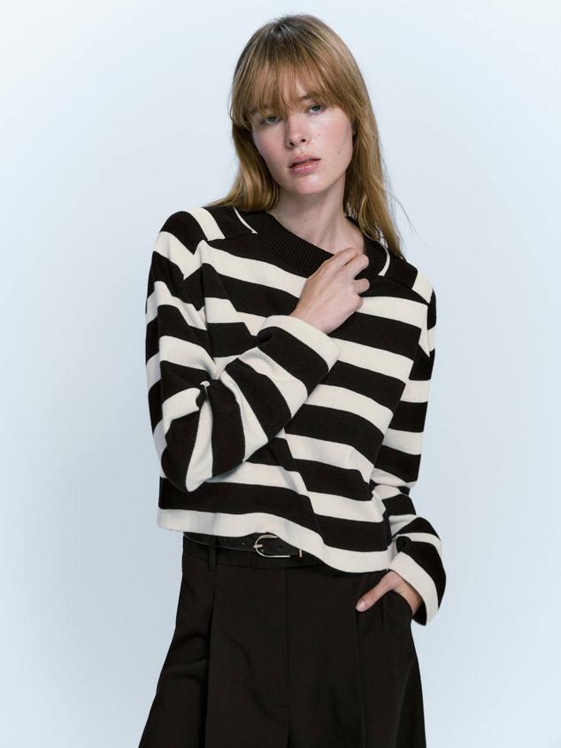 Camiseta 100% algodón con manga larga, cuello redondo, corte relajado y estampado a rayas anchas en negro y crudo, de Massimo Dutti. Cuesta 49,95 euros.