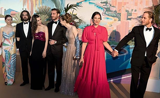 El baile de jóvenes parejas Grimaldi en el Baile de la Rosa. 