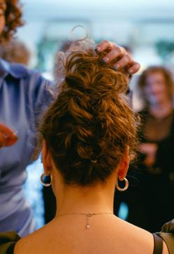 Imagen secundaria 2 - El paso a paso del peinado para pelo rizado.