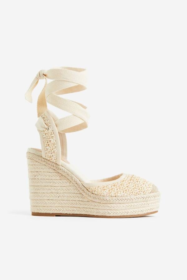 Alpargatas con cuña de yute, tejido trenzado, punta redonda y lazadas al tobillo, en beige, de H&M. Su precio es de 44,99 euros.