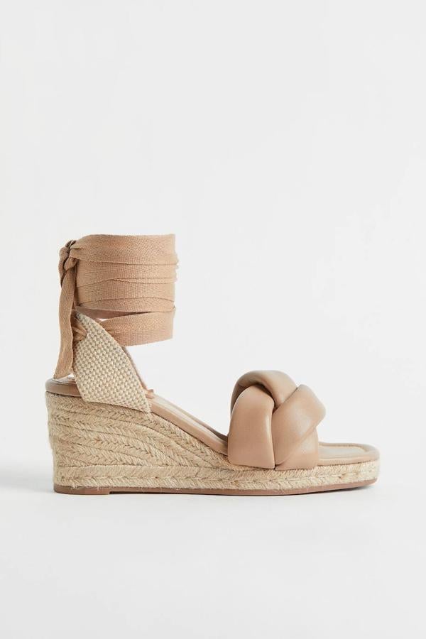 Alpargatas con cuña, tira en tejido de piel acolchado y trenzado, punta cuadrada y lazada al tobillo, en beige oscuro, de H&M. Hazte con ellas por 59,99 euros.
