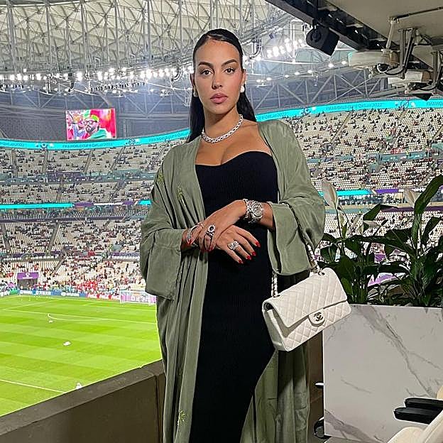 Imagen principal - Georgina, en Instagram, con un bolso de Chanel, Dior y Loewe.