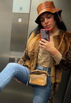 Imagen secundaria 2 - Georgina, en Instagram, con un bolso de Chanel, Dior y Loewe.