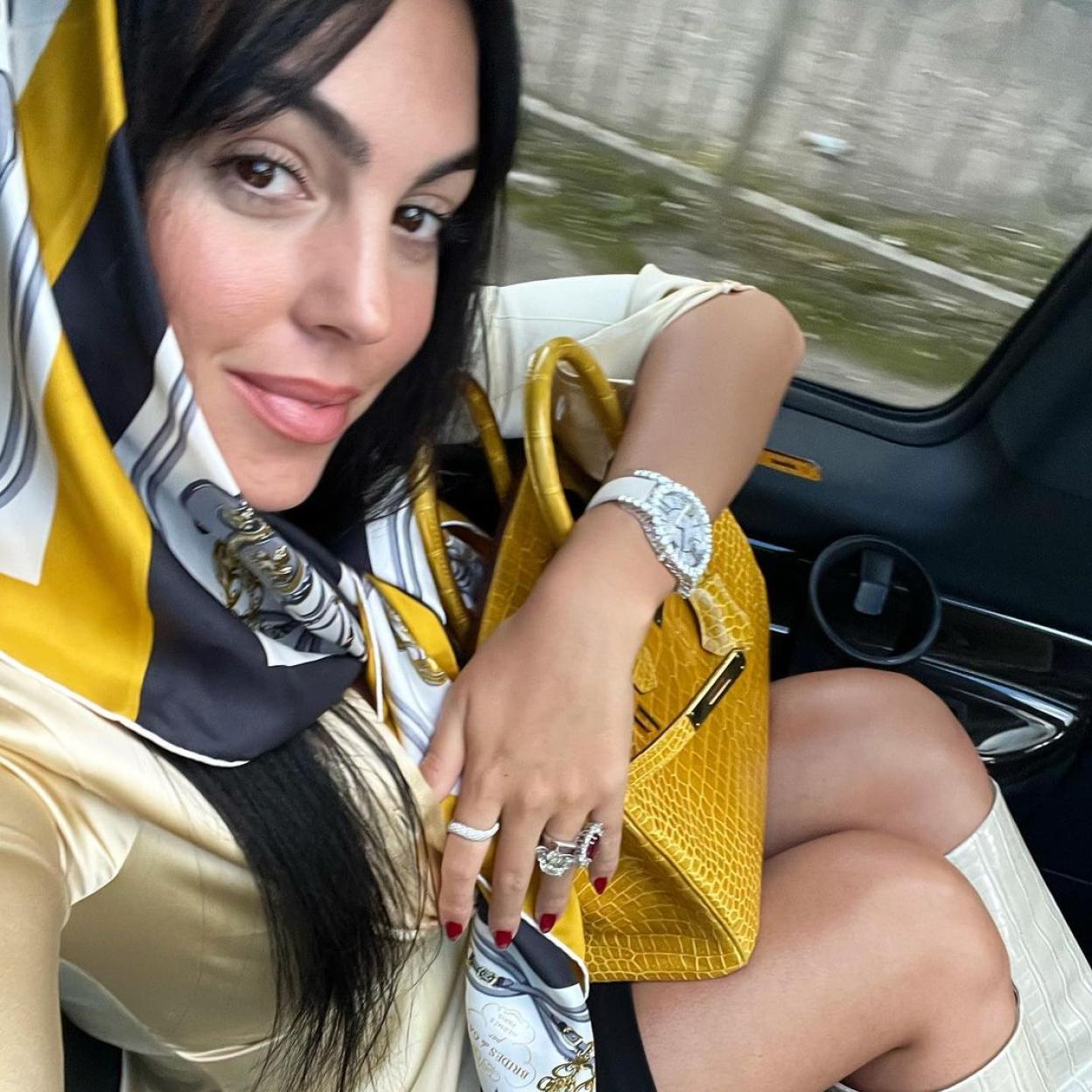 Gerogina Rodríguez posa en Instagram con un bolso de Hermès.