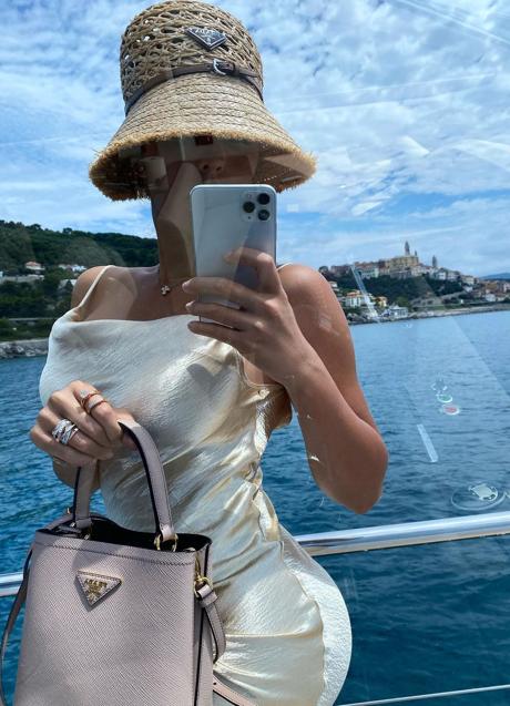 Imagen - Georgina con un bolso de Prada. / @georginagio