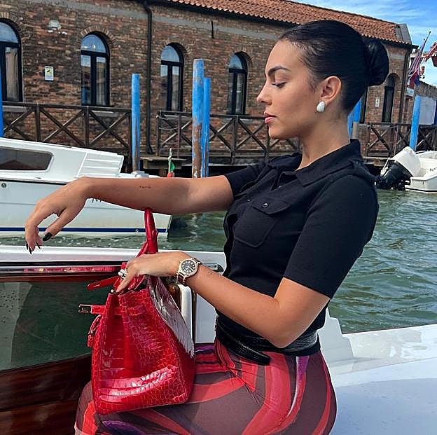 Georgina Rodríguez con un bolso de Hermès.