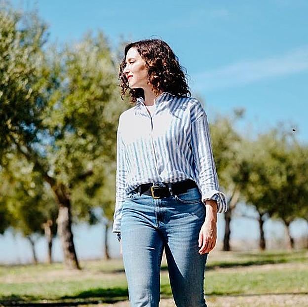 Ayuso con una camisa de Massimo Dutti.