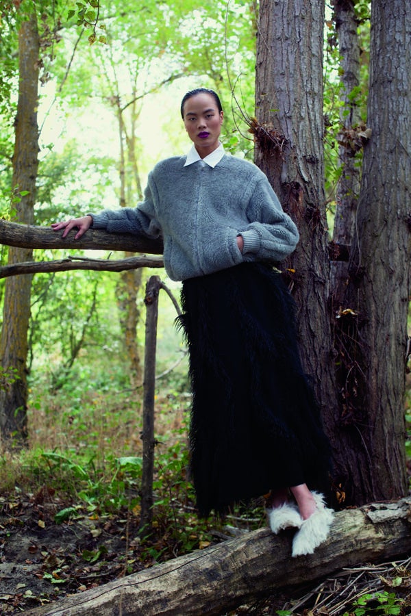 Camisa de Maje; cazadora de borrego, de Max Mara; falda de pelo sintético, de Alberta Ferretti; y zapatos de pelo sintético, de Zara.