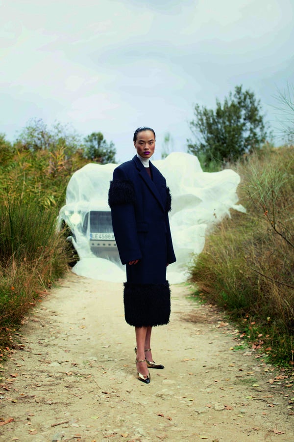 Abrigo de lana con detalles de mohair, camiseta de cuello vuelto, jersey de lana y zapatos de piel, todo de Prada. 