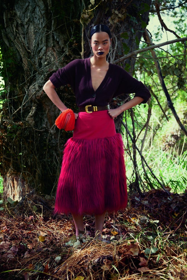 Cárdigan de lana, de Marella; falda de crepé y peluche, de Marina Rinaldi; y bolso de lana, alpaca, seda y camello, de Max Mara. El cinturón es de Baltei Studio y los zapatos de pelo sintético, de Zara.