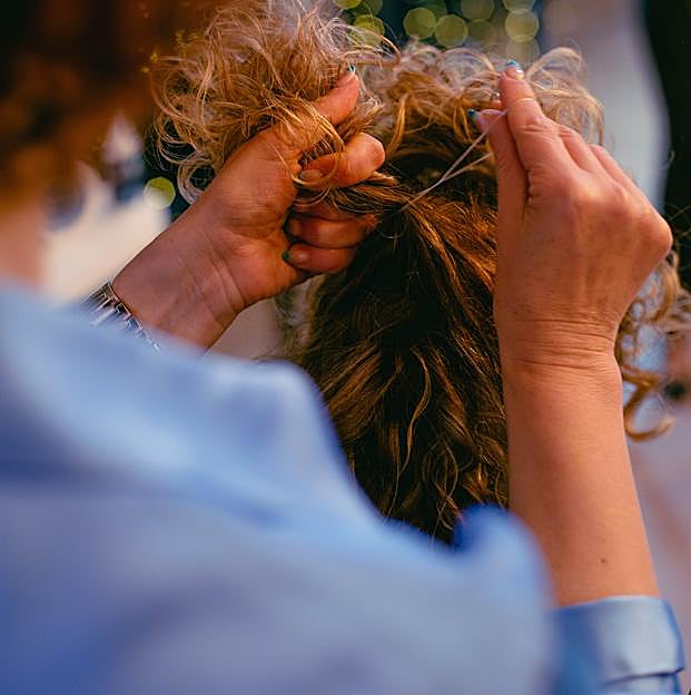 Imagen principal - El paso a paso del peinado para pelo rizado.