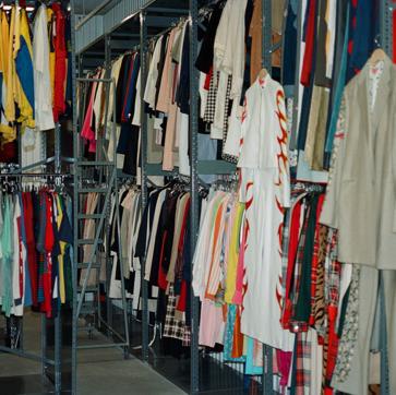 Imagen secundaria 1 - Prendas de la colección actual con el lema People's place y ropa y accesorios de su archivo histórico, en este edificio de Nueva York .