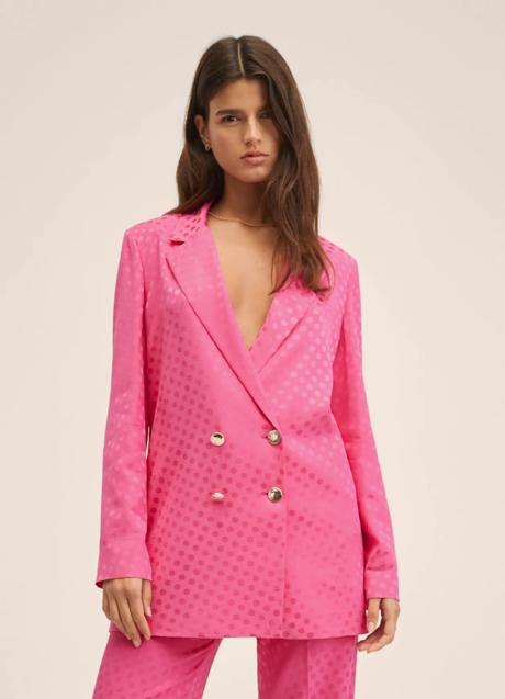 Imagen - Blazer con estampado de lunares en color fucsia. Foto: Mango Outlet.