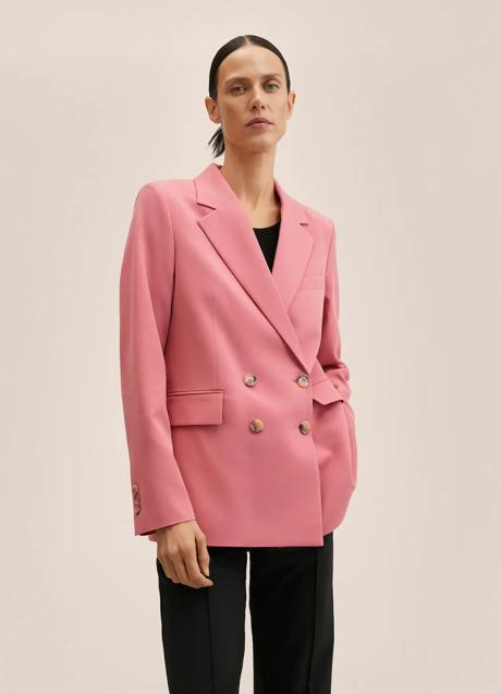 Imagen - Blazer de color rosa fluida de Mango Outlet. Foto: Mango Outlet.