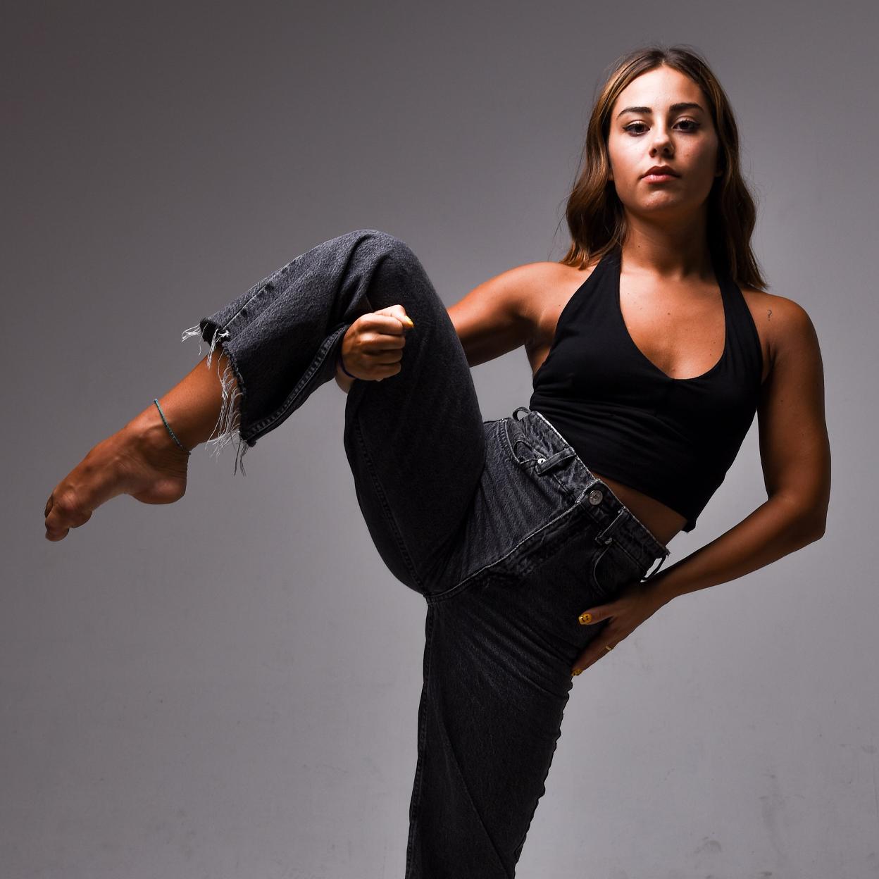 Mujer estirando la pierna