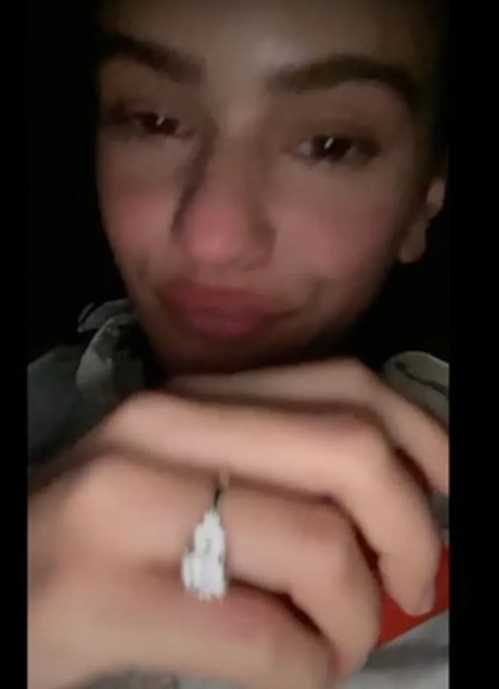 Imagen - Rosalía en el videoclip con el anillo de compromiso.