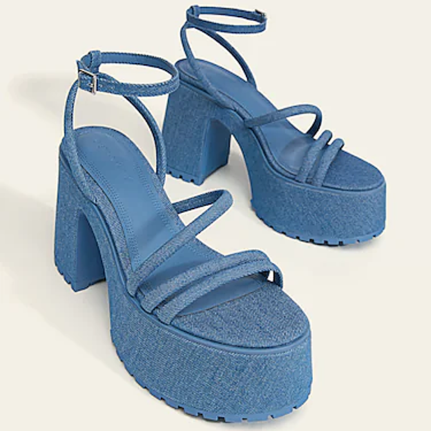 Imagen principal - Los zapatos denim de Stradivarius.