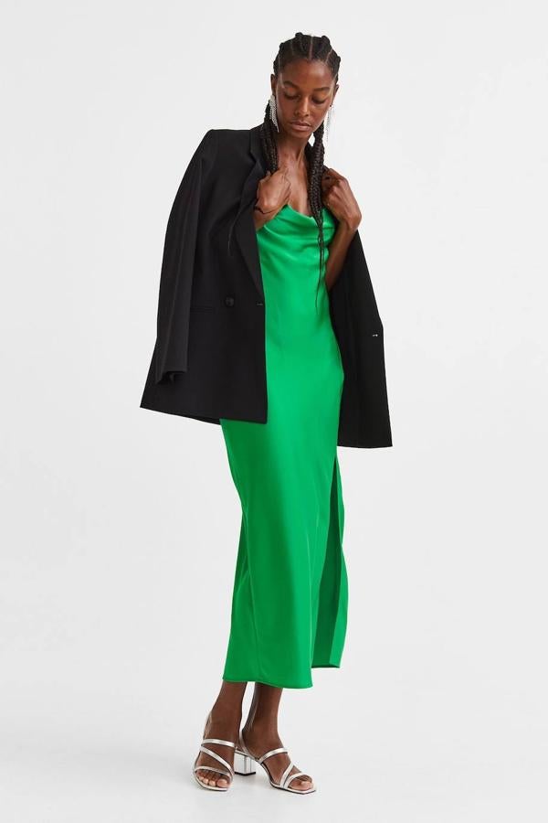 Vestido midi lencero en tejido satinado con tirantes finos y escote drapeado delantero y en la espalda, color verde, de H&M. Puedes encontrarlo a 27,99 euros.